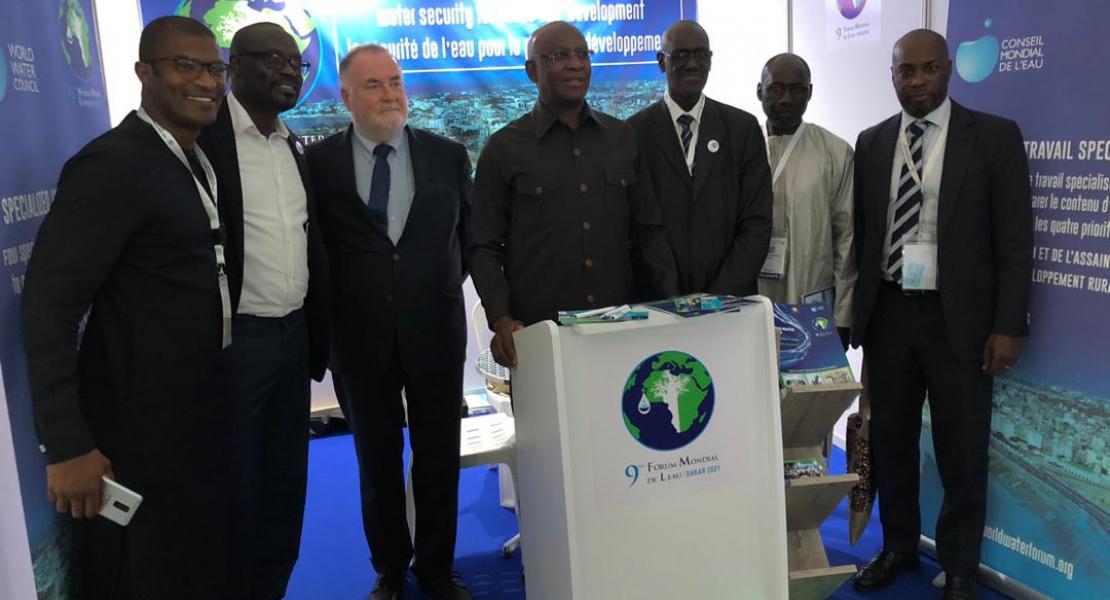 Visite de Monsieur Serigne Mbaye Thiam, Ministre de l’Eau et de l’Assainissement au stand du 9eme Forum mondial de l’eau au Congrès de l’Association Africaine de l’eau à Kampala, en compagnie de Loïc Fauchon, Président du Conseil mondial de l’Eau et Abdoulaye Sene, Secrétaire Exécutif du 9eme Forum mondial de l’eau
